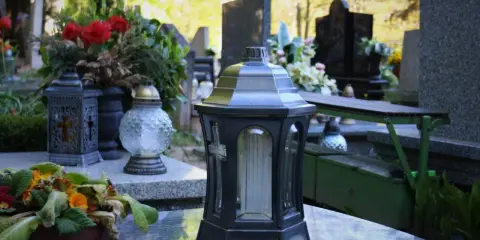 Tajemnica 6 tygodni: Kwiaty na grobie a wędrówka duszy